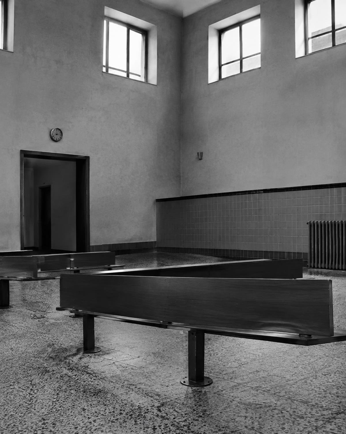 Een lege wachtzaal met vastgeschroefde banken